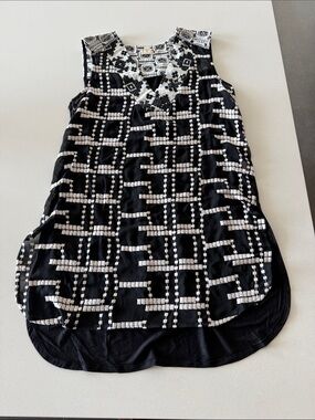 Sleeveless Black & White Patterned Tunic Top